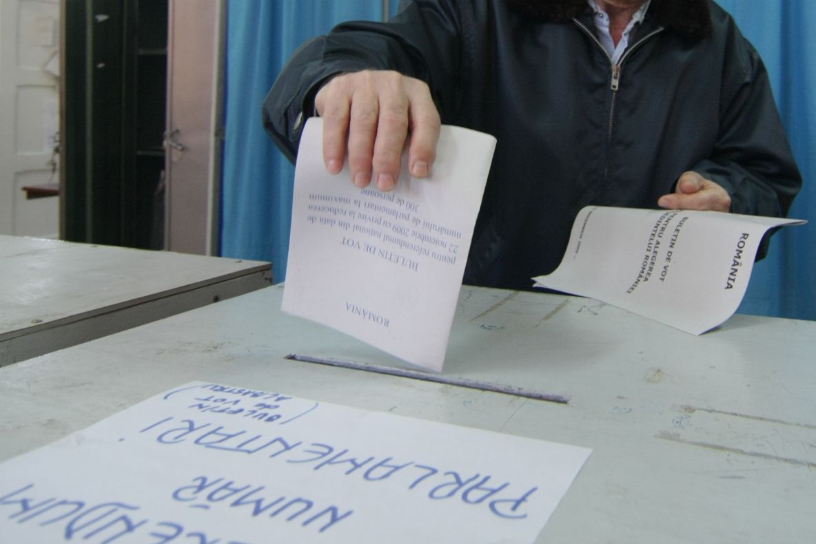 Pariuri pe alegerile prezidenţiale: \"Ţopăitul l-a prins pe Geoană la cota 1,4\"