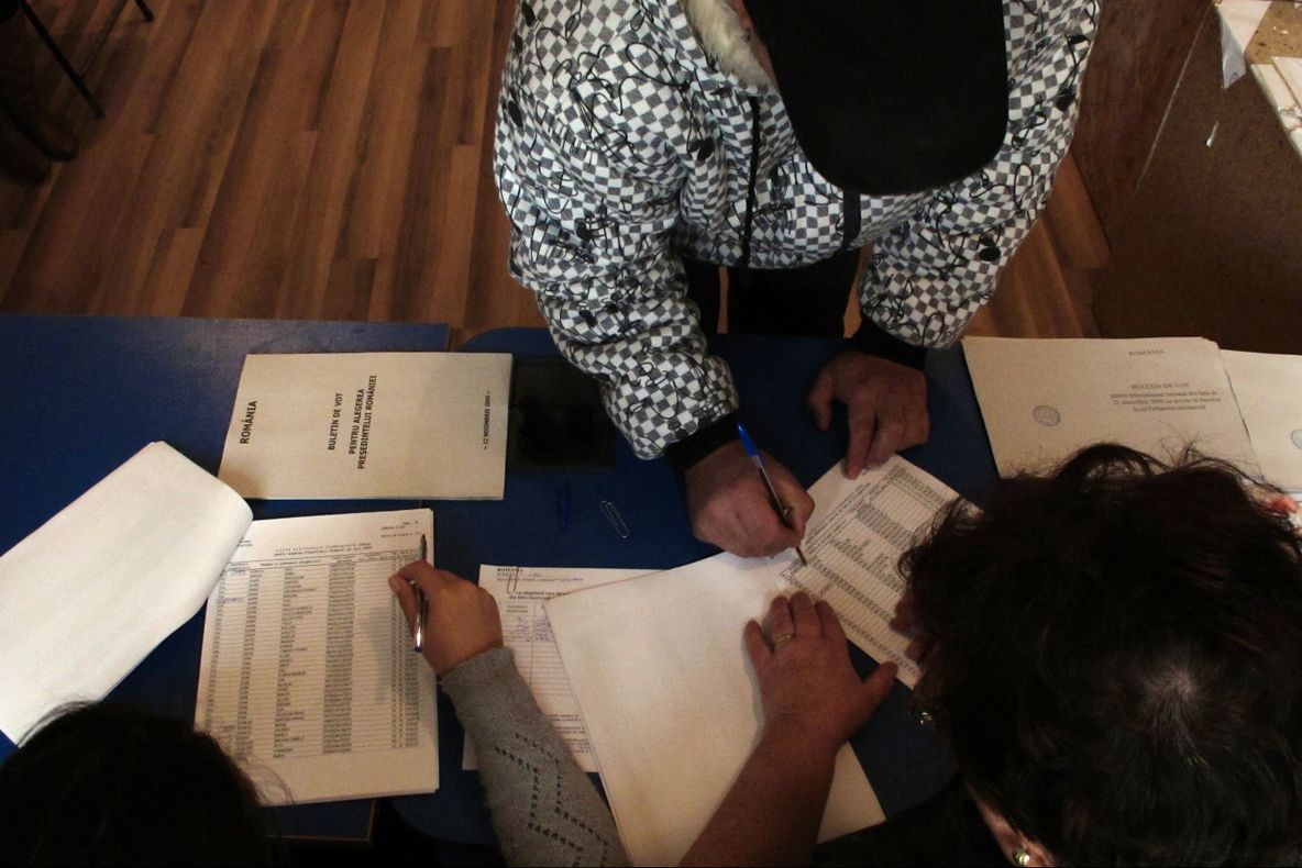 BEC: Prezenţa la vot, la ora 13.00, a fost de 24,01 % 