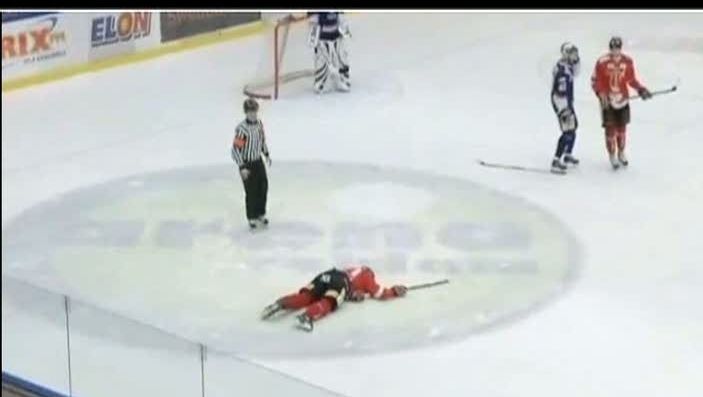 Un hocheist a fost salvat de la moarte de arbitru - VEZI VIDEO
