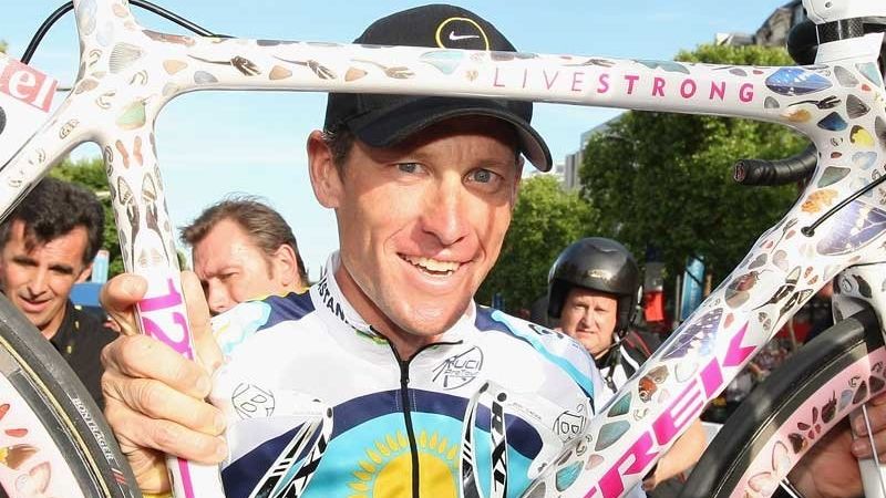 Armstrong rămâne încă doi ani în ciclism