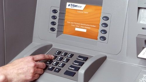 Doi români au fost arestaţi în Australia pentru furt din bancomate