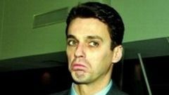 Mircea Badea a apărut gol şi cu pene pe fund, în Piaţa Victoriei - VEZI VIDEO