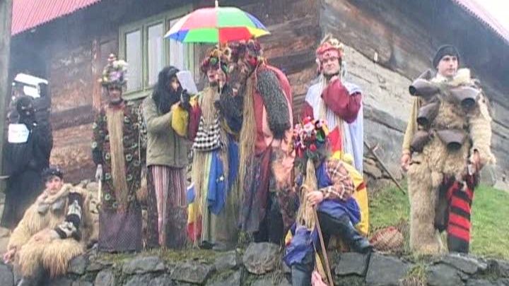 Tradiţie de Crăciun în Maramureş: bârfele din sat anunţate în gura mare!