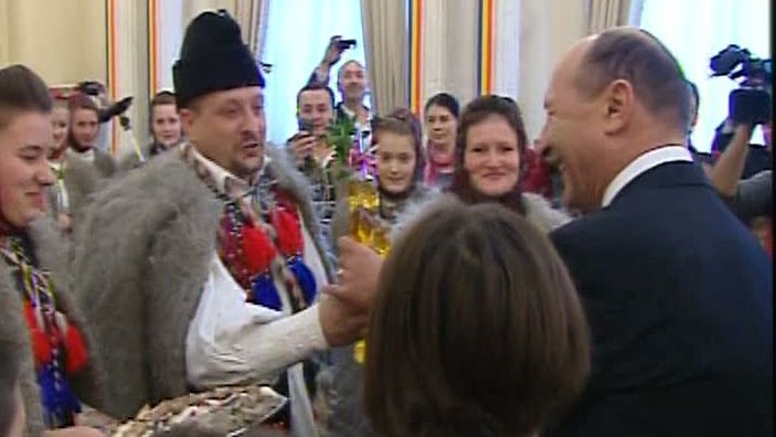 Preşedintele Traian Băsescu a primit colindători la Palatul Cotroceni. VEZI VIDEO