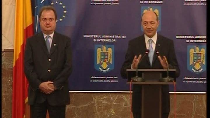 Traian Băsescu este nemulţumit de numărul prea mare de funcţionari