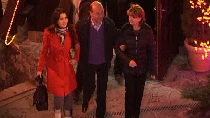 Băsescu, Boc şi Udrea s-au încins la petrecere, la Sinaia - VEZI CUM AU PETRECUT
