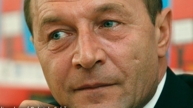 Băsescu: Cicatricea de pe obraz o am de la operaţie din 1998
