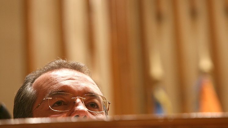 Boc îşi laudă fostul guvern picat de noii săi miniştri