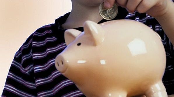 Copiii instituţionalizaţi din Maramureş primesc bani de buzunar