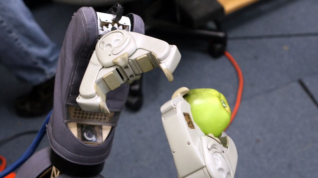 Un italian a reuşit să-şi controleze mâna artificială cu puterea minţii