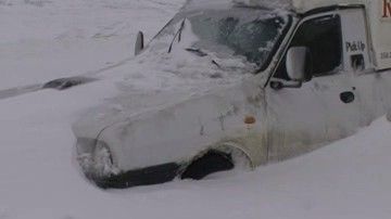 Primăria acuză: Maşinile parcate sunt de vină pentru pentru problemele de la deszăpezire