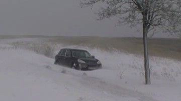 Pentru 20 de ore petrecute în maşina înzăpezită, o femeie a depus plângere penală împotriva prefectului de Galaţi