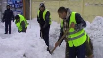 80 de deţinuţi din Vaslui muncesc la deszăpezirea străzilor