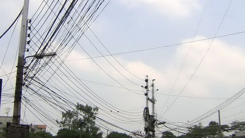 Oamenii dintr-o localitate clujeană stau fără curent din cauza companiei de electricitate