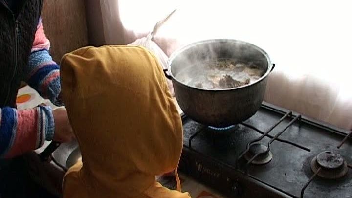 O femeie din Ialomiţa îşi creşte cei trei copii cu mai puţin de 300 de lei pe lună