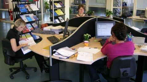 Românii vor sta mai mult la serviciu, în 2010