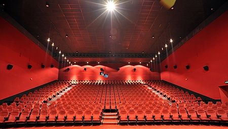 Criza nu rulează la cinematograf