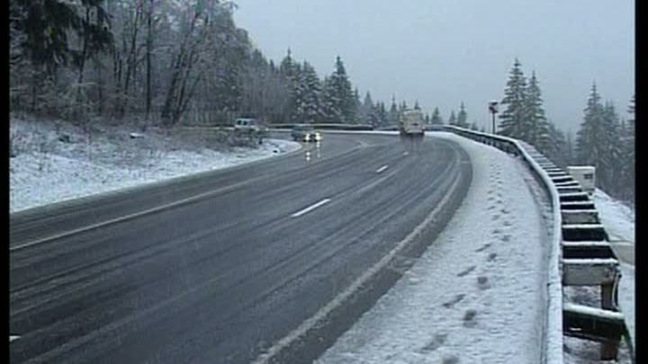 Circulaţie îngreunată din cauza ninsorii, pe mai multe drumuri din ţară