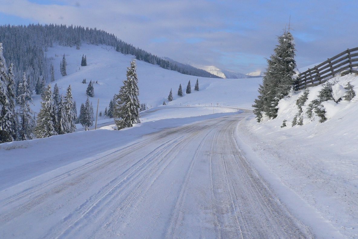 La Bistriţa, de sub zăpadă apar gropile