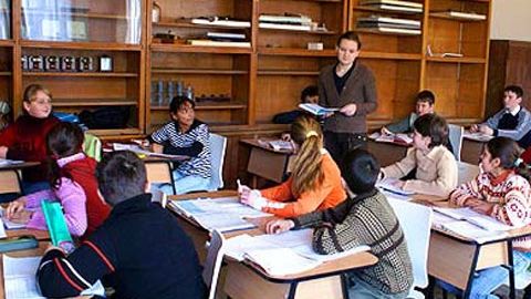 Unităţile de învăţământ preuniversitar de stat vor fi finanţate pe baza standardelor de cost