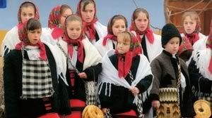 Festivalul de Datini \"Florile Dalbe, Flori de Măr\" a avut loc în oraşul mureşean Ungheni 