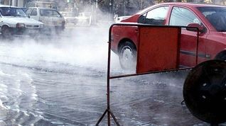 O intersecţie din Braşov a fost inundată din cauza unei conducte fisurate