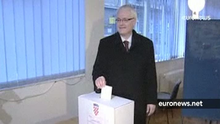 Ivo Josipovic câştigă primul tur al alegerilor prezidenţiale în Croaţia 