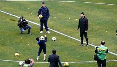 Cristiano Ronaldo, \"umilit\" de un puşti din Uzbekistan! VEZI VIDEO