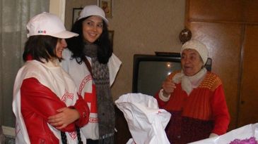 Voluntarii Crucii Roşii au împărţit la Braşov multe cadouri de Crăciun