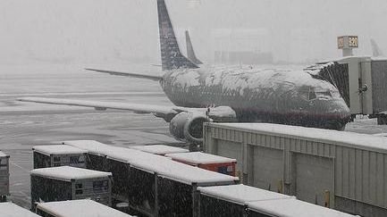 Sute de români au rămas blocaţi mai bine de 24 de ore pe aeroporturile din Europa