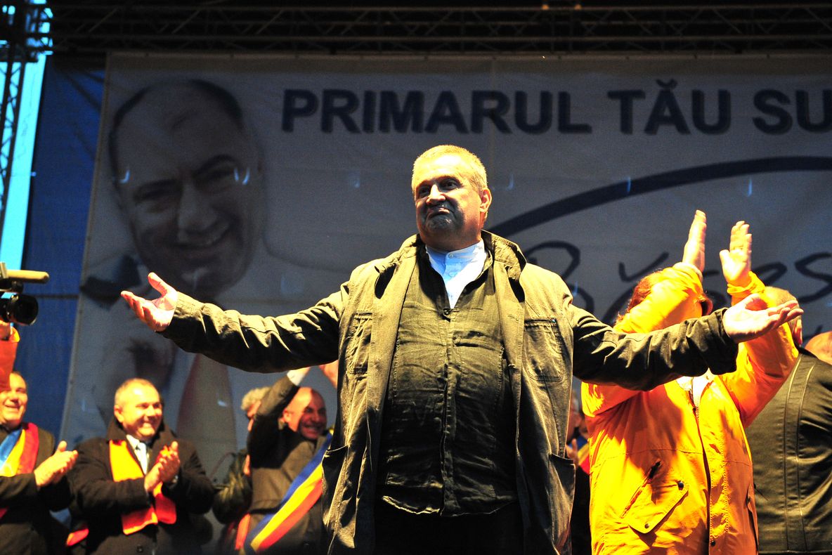 Dinescu: Eu, în locul doamnei Maria Băsescu, îi dădeam la poşetuţe preşedintelui de avea capul plin de cucuie