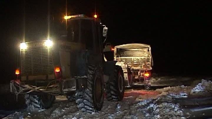 Zeci de oameni blocaţi de viscol pe drumuri au fost salvaţi de jandarmi