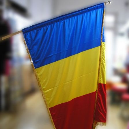 În Braşov, drapelul naţional se găseşte de vânzare doar la magazinele de artizanat