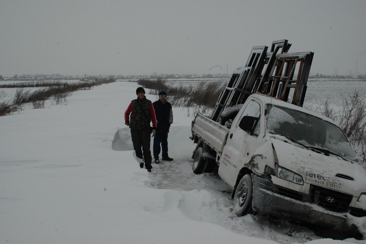 Maşini blocate pe drumul judeţean Bucov-Boldeşti Scăieni