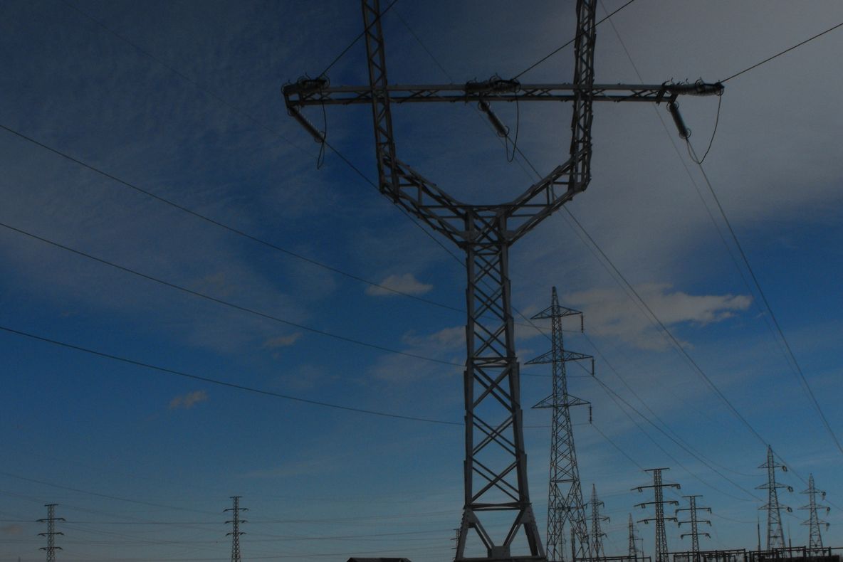 Sute de familii din Vrancea au rămas fără lumină