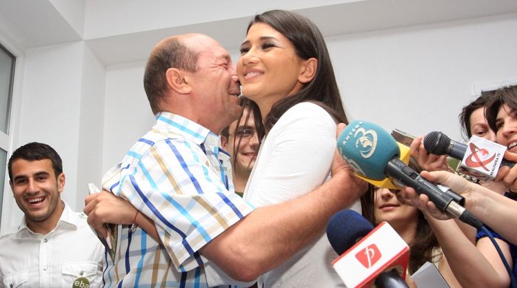Băsescu: Aştept să-mi spună Elena dacă se căsătoreşte. VIDEO