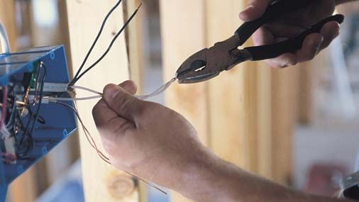 Jungla Bucureştiului: Echipele de intervenţie ale Enel bătute şi sechestrate din cauza penelor de curent