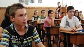 Elevii unui liceu din Mureş vor merge la şcoală în vacanţă, din cauza gripei noi