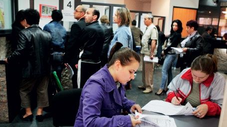 Pe final de an, braşovenii se înghesuie să-şi plătească dările