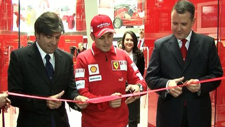 Pilotul de Formula 1 Giancarlo Fisichella a inaugurat magazinul Ferrari de la Bucureşti