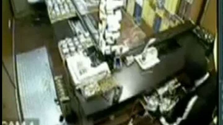 Doi poliţişti francezi, surprinşi în timp ce jefuiau un magazin - VEZI VIDEO!