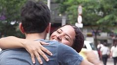 Braşovenii au fost îmbrăţişaţi gratuit pe stradă