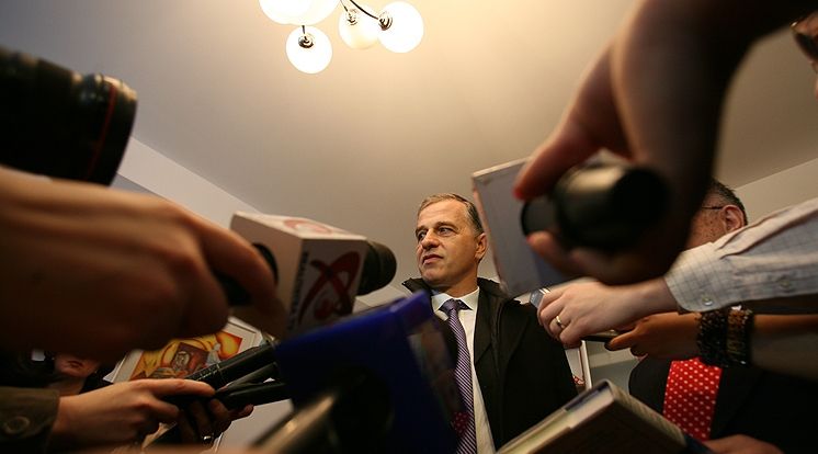 Geoană a luat Biblia acasă, Băsescu s-a plâns de timpul scurt acordat confruntării 