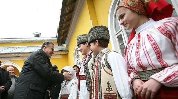 Băsescu i-a dăruit lui Geoană un coş cu produse tradiţionale şi a primit în schimb \"Codul bunelor maniere\"