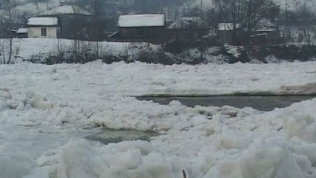 Treizeci de persoane, evacuate la Vatra Dornei, din cauza inundaţiilor. Apa a început să se retragă