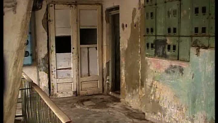 Sute de familii din Vaslui locuiesc în garsoniere mici şi pline de igrasie 