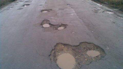 Drumurile naţionale şi străzile sunt pline de gropi după deszăpezire