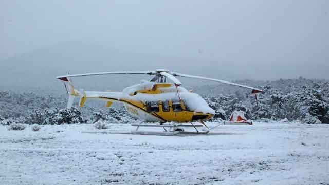 Două elicoptere asigură transportul pacienţilor izolaţi de zăpadă