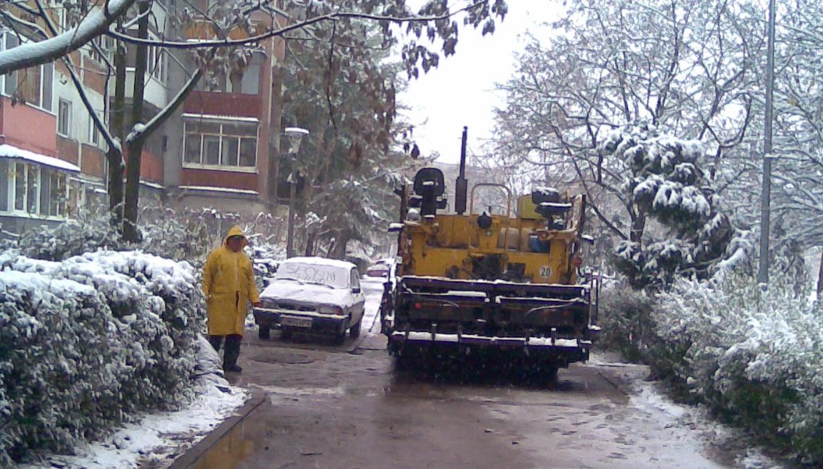 Culmea deszăpezirii: Asfaltare pe ninsoare la Timişoara. VEZI FOTO