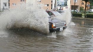 Străzile din Cluj inundate din cauza canalizării